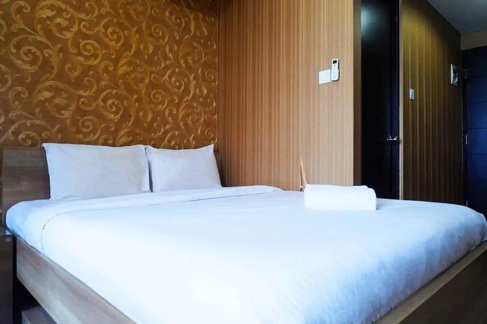 Сурабая: Cozy and Minimalist Studio Apartment at Tamansari Papilio By Travelio