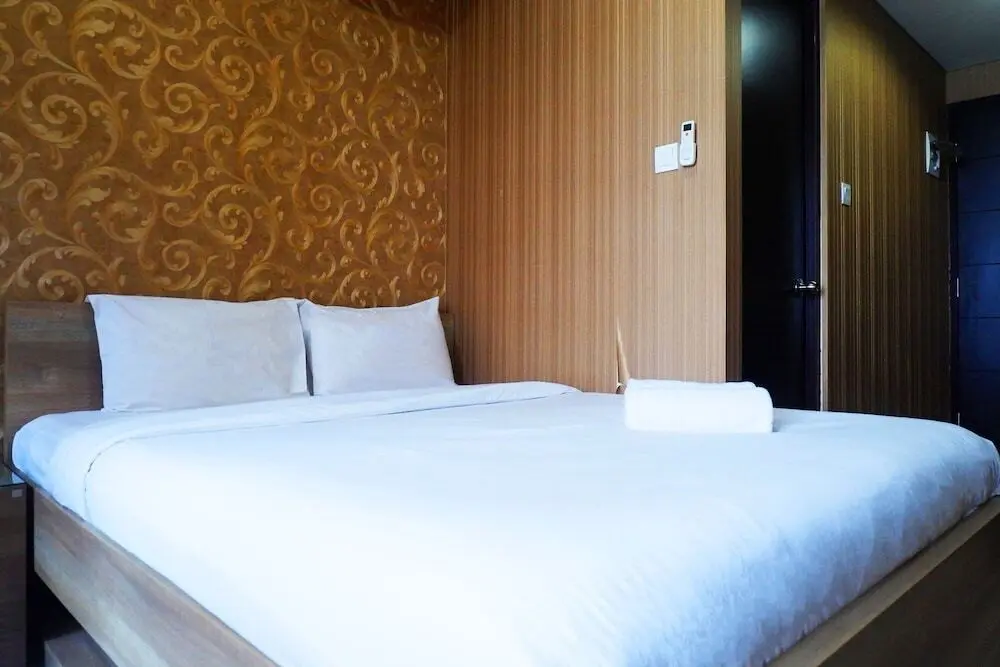 Сурабая: Cozy and Minimalist Studio Apartment at Tamansari Papilio By Travelio