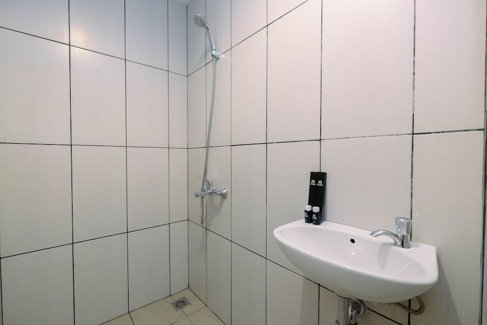 Бекаси: Modern and Posh Studio Apartment @ Grand Kamala Lagoon By Travelio