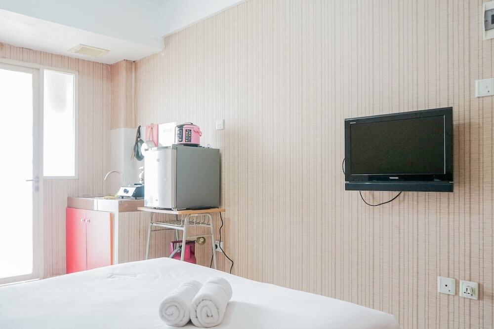 Южный Тангеранг: Stylish and Posh Studio Green Lake View Apartment By Travelio