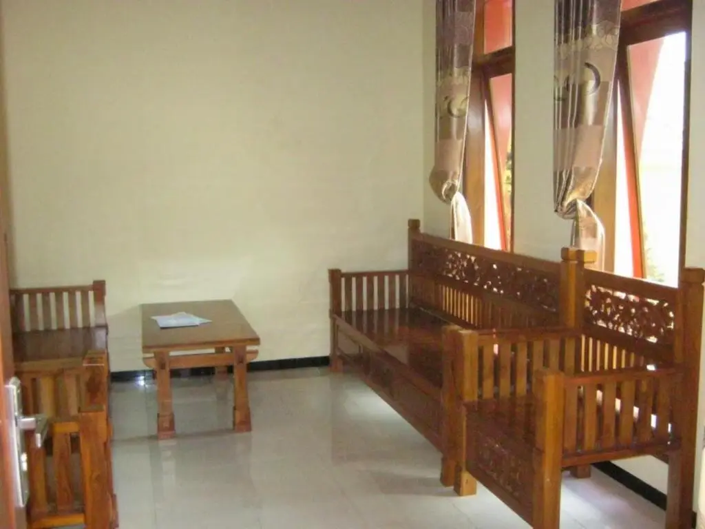 Бату: Griya Putih