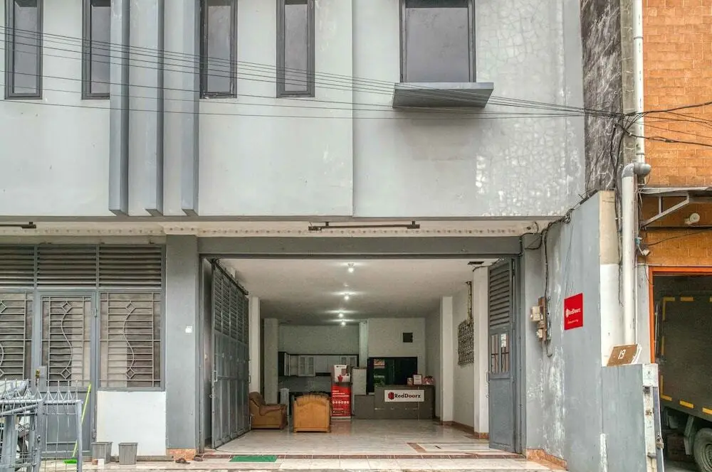RedDoorz near Duta Merlin — фото 1