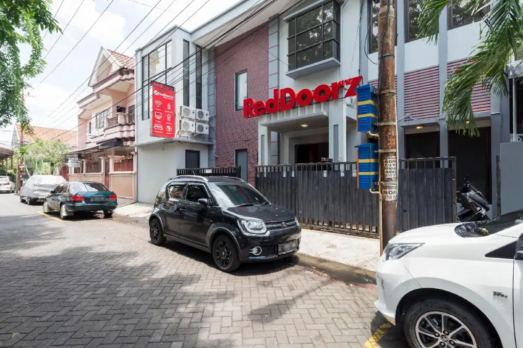 Сурабая: RedDoorz near Grand City Mall 2