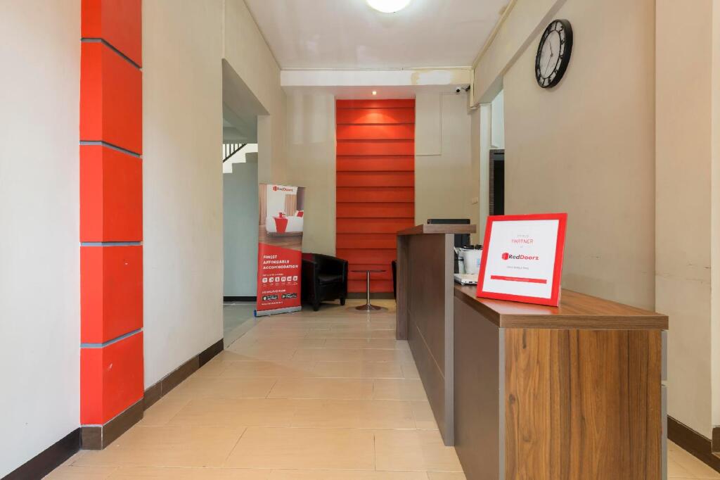 Сурабая: RedDoorz near Grand City Mall 2