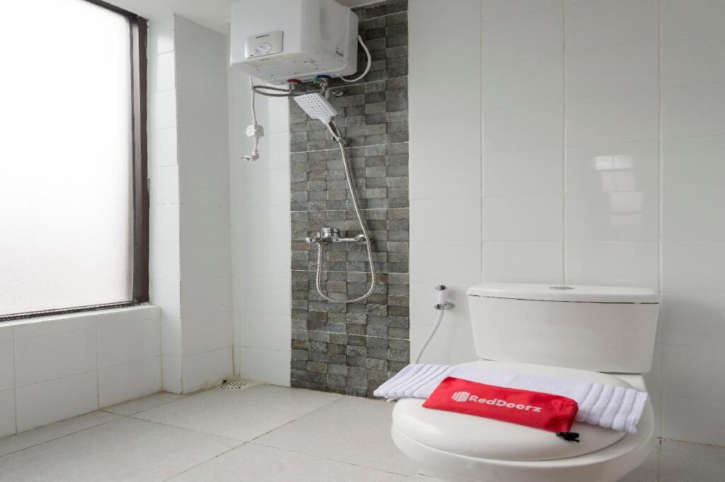 Сурабая: RedDoorz near Grand City Mall 2