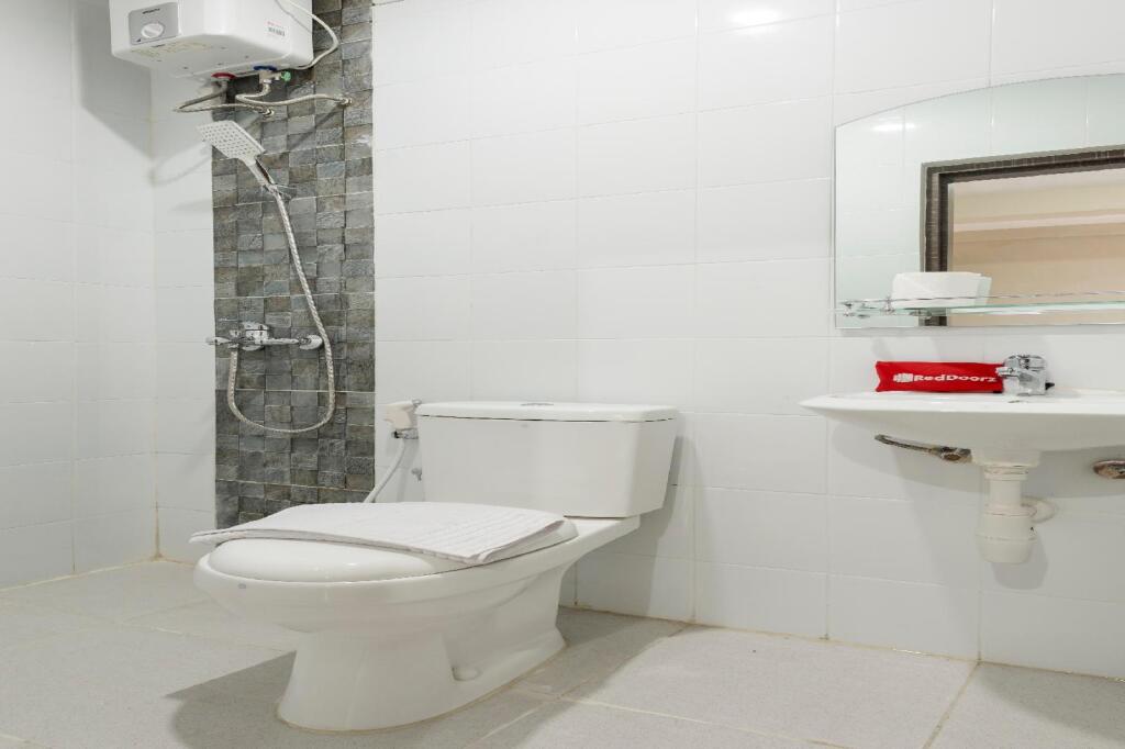 Сурабая: RedDoorz near Grand City Mall 2