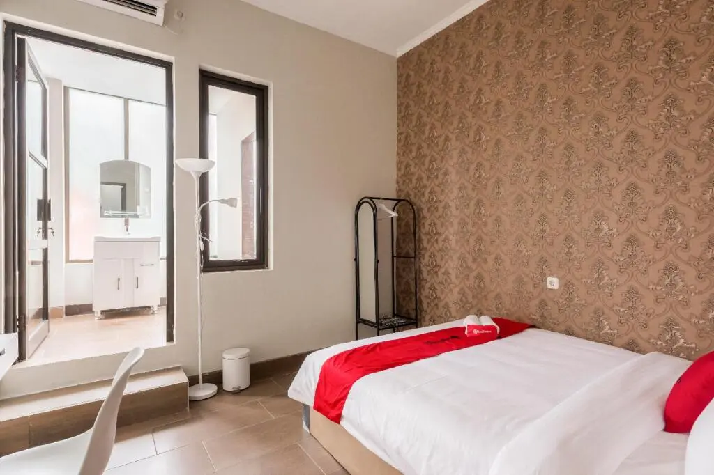 Сурабая: RedDoorz near Grand City Mall 2