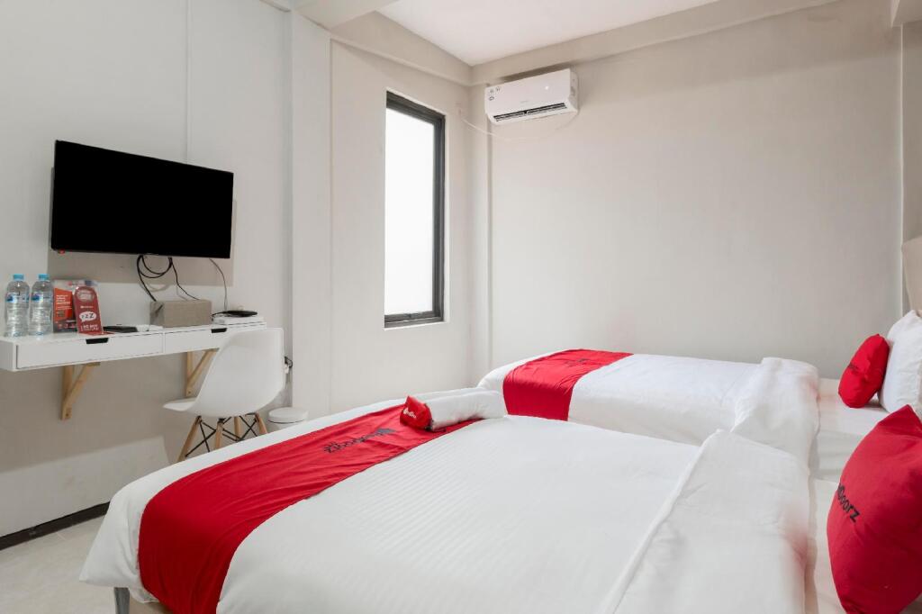 Сурабая: RedDoorz near Grand City Mall 2