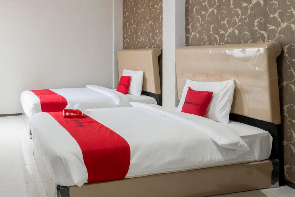 Сурабая: RedDoorz near Grand City Mall 2