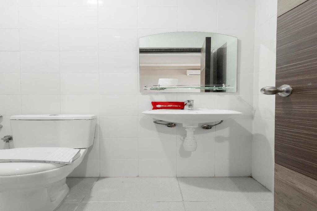 Сурабая: RedDoorz near Grand City Mall 2