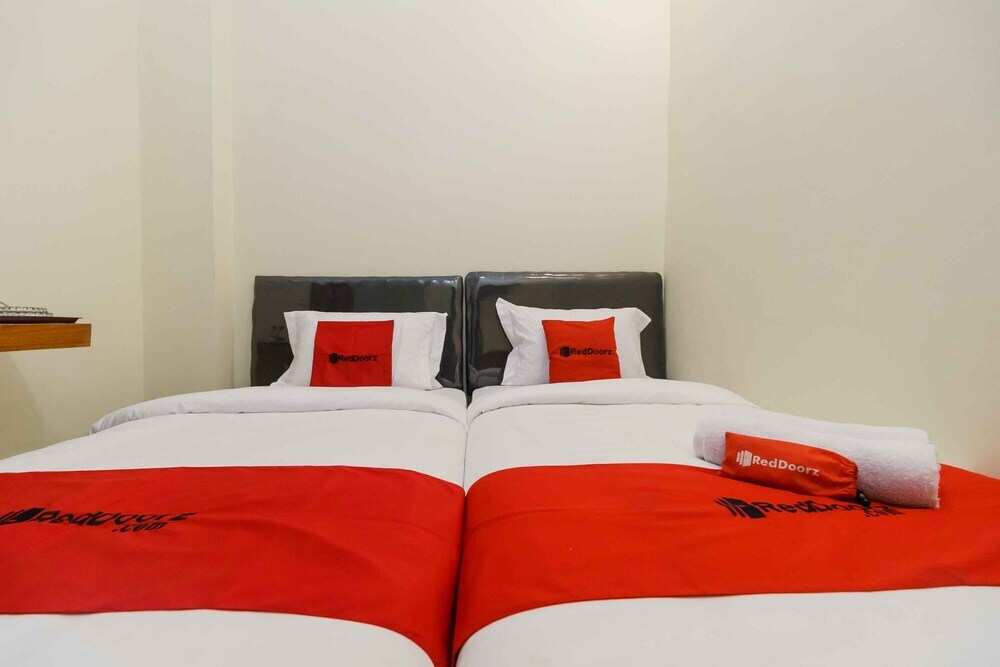 Букиттинги: RedDoorz Syariah near Lubang Jepang Bukittinggi