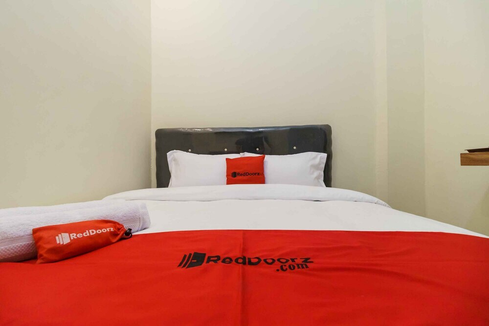Букиттинги: RedDoorz Syariah near Lubang Jepang Bukittinggi
