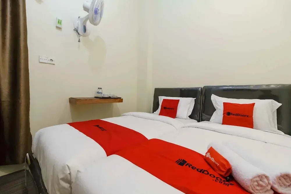 Букиттинги: RedDoorz Syariah near Lubang Jepang Bukittinggi