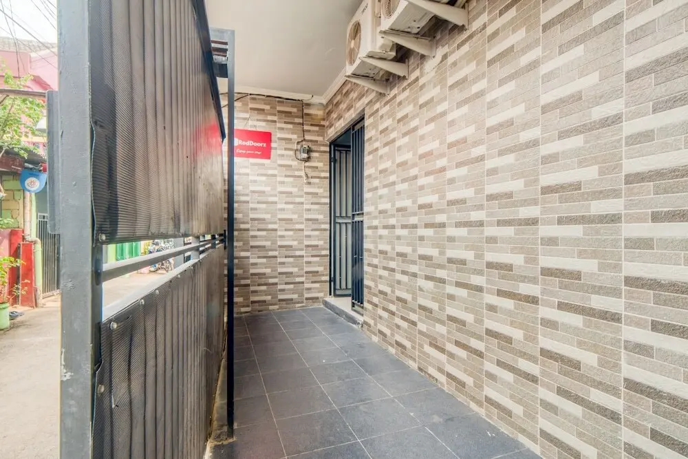 Джакарта: RedDoorz near Graha Cijantung Mall