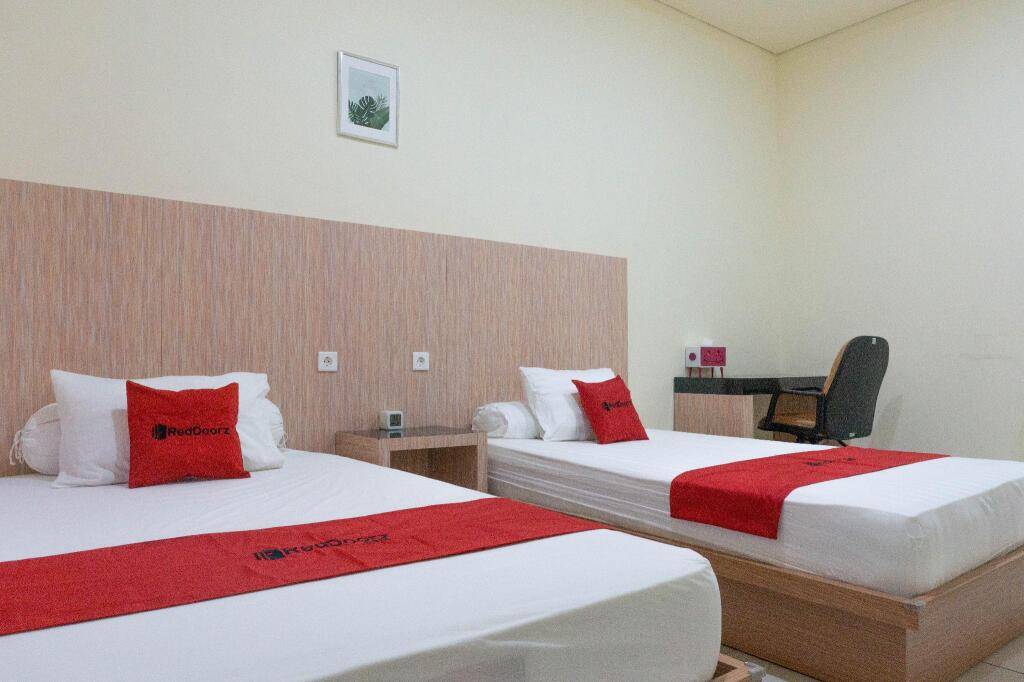 Сумбава-Бесар: RedDoorz Syariah near Sultan Muhammad Kaharuddin Airport
