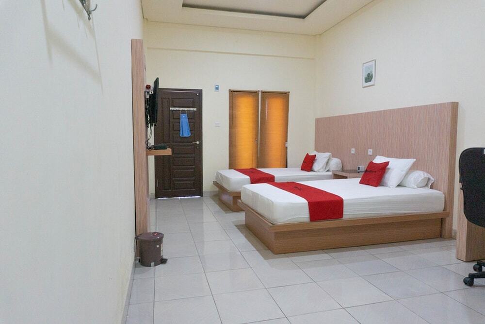 Сумбава-Бесар: RedDoorz Syariah near Sultan Muhammad Kaharuddin Airport
