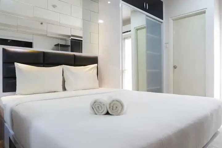 Сурабая: Comfy and Clean Studio Room Apartment at Educity