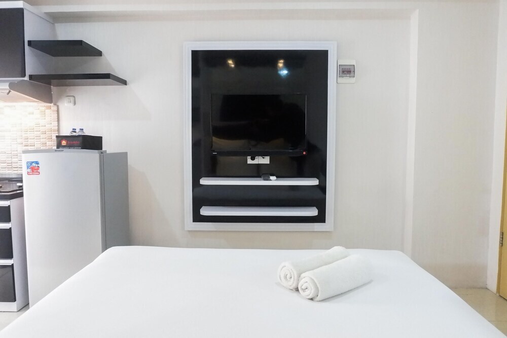 Сурабая: Comfy and Clean Studio Room Apartment at Educity