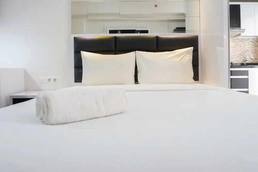 Сурабая: Comfy and Clean Studio Room Apartment at Educity