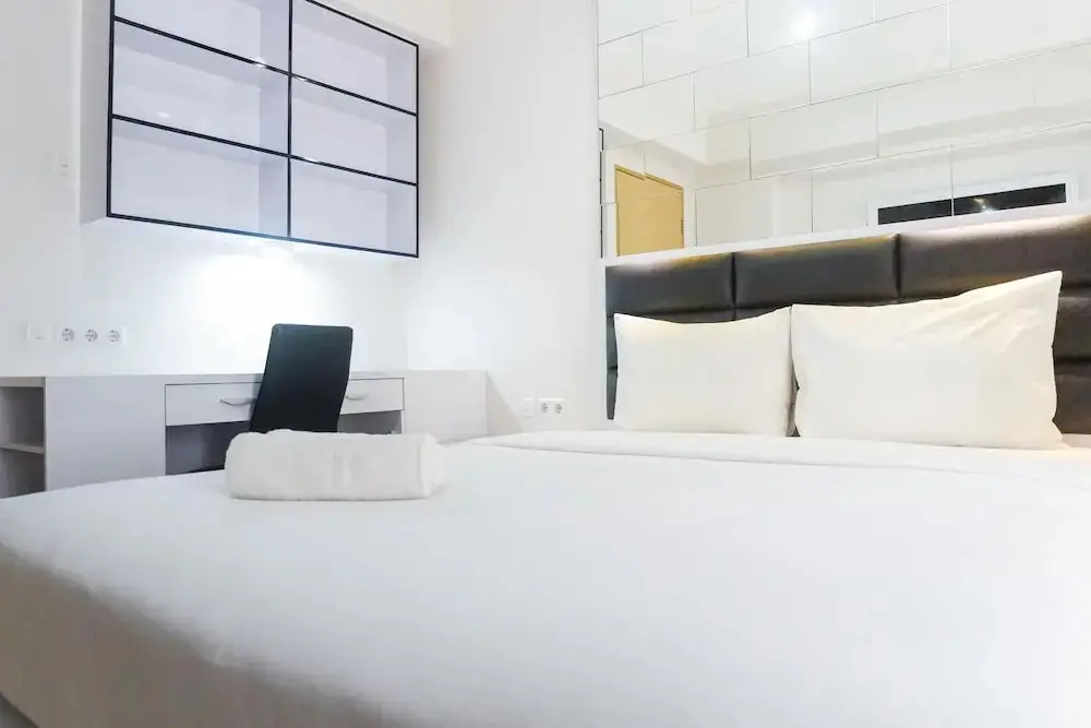 Сурабая: Comfy and Clean Studio Room Apartment at Educity