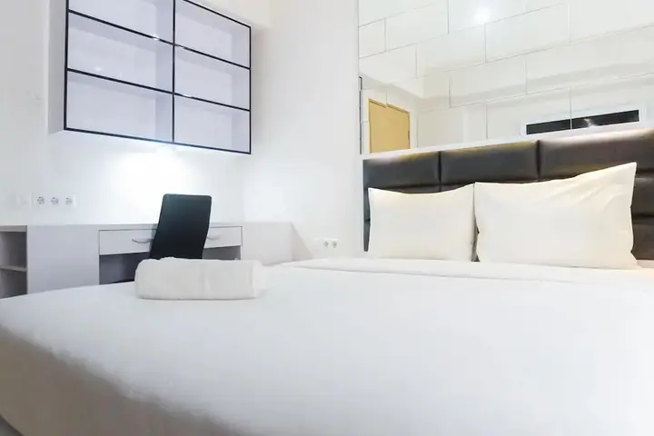 Сурабая: Comfy and Clean Studio Room Apartment at Educity