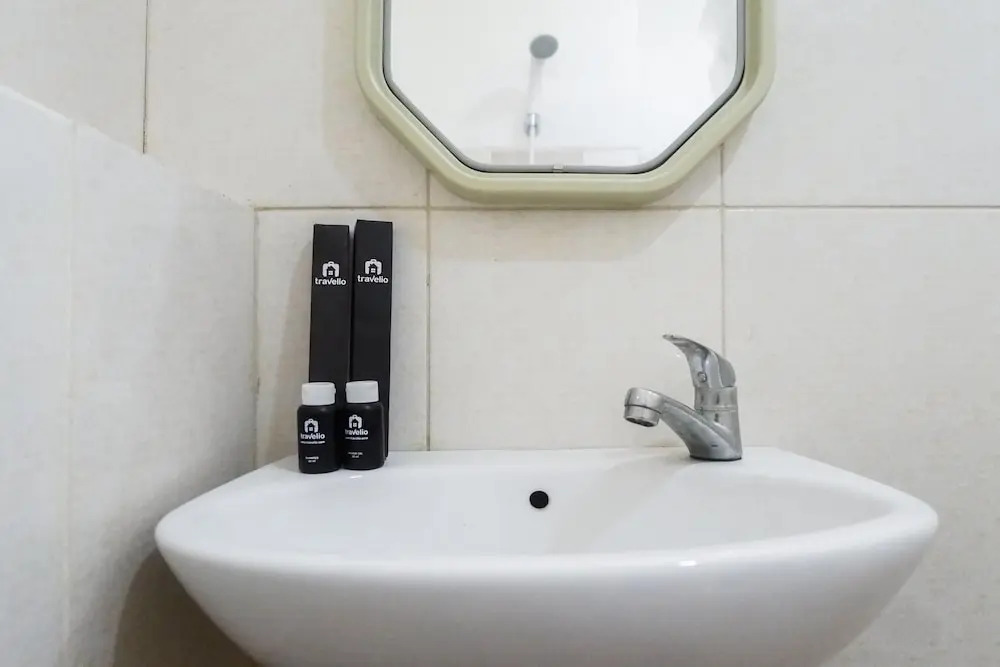 Сурабая: Comfy and Clean Studio Room Apartment at Educity