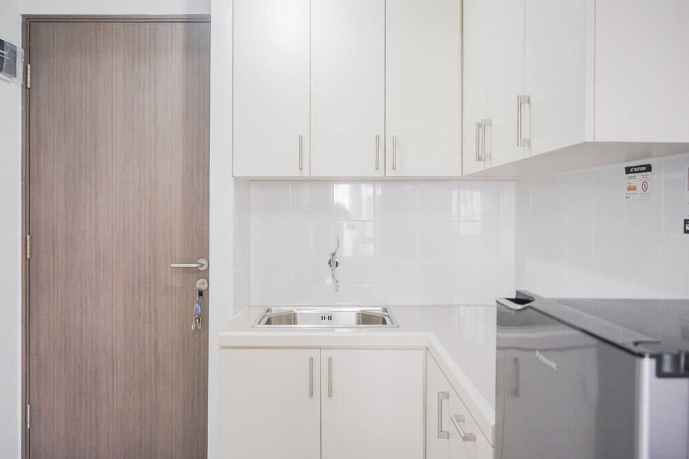 Южный Тангеранг: Minimalist 2BR at Emerald Bintaro Apartment