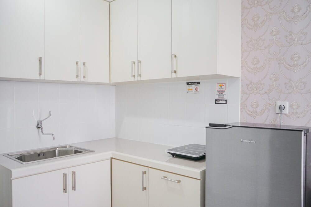 Южный Тангеранг: Minimalist 2BR at Emerald Bintaro Apartment
