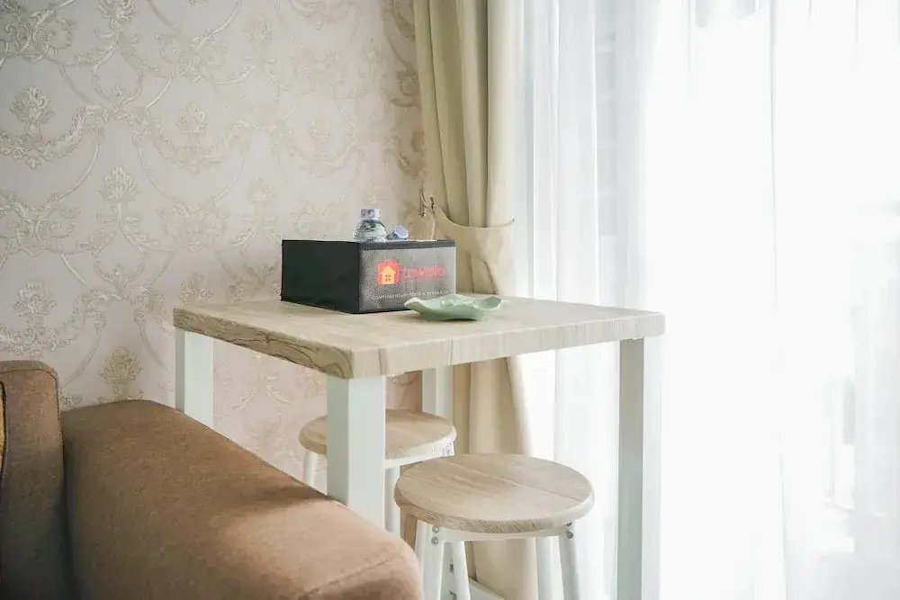 Южный Тангеранг: Minimalist 2BR at Emerald Bintaro Apartment