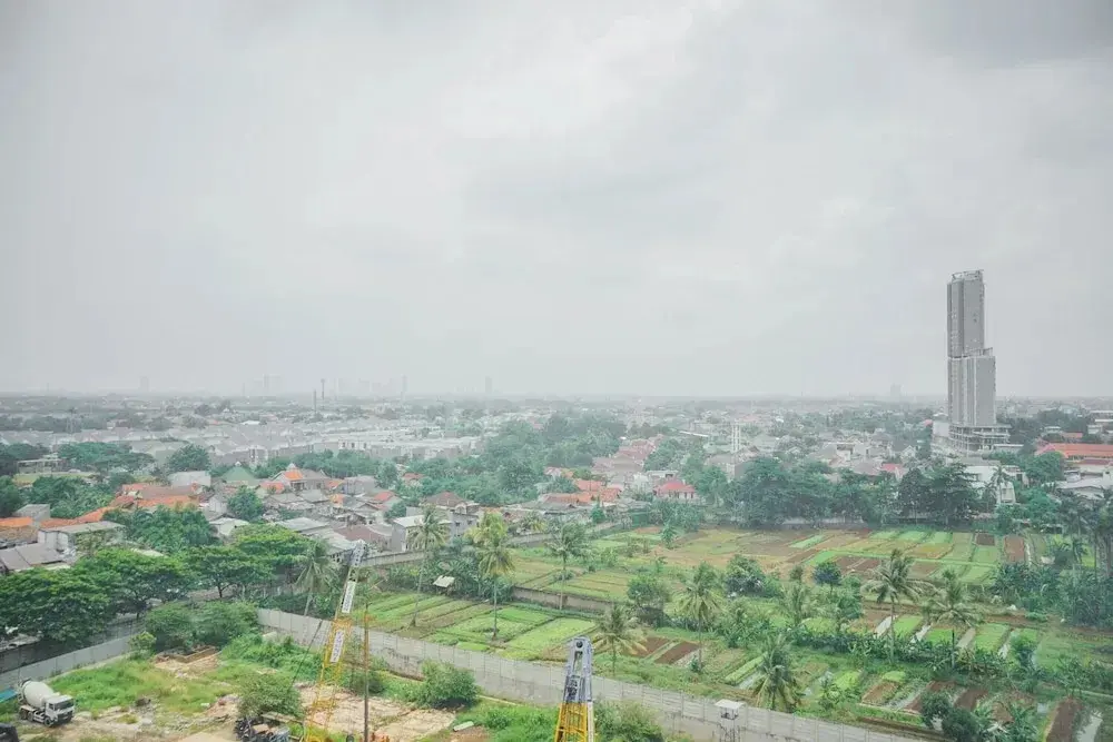Южный Тангеранг: Minimalist 2BR at Emerald Bintaro Apartment