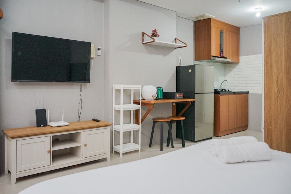 Южный Тангеранг: Minimalist and Warm Studio Apartment at Bintaro Plaza Residence