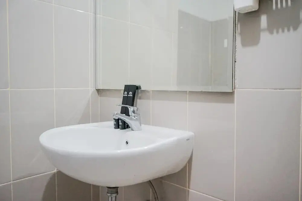 Южный Тангеранг: Minimalist and Warm Studio Apartment at Bintaro Plaza Residence