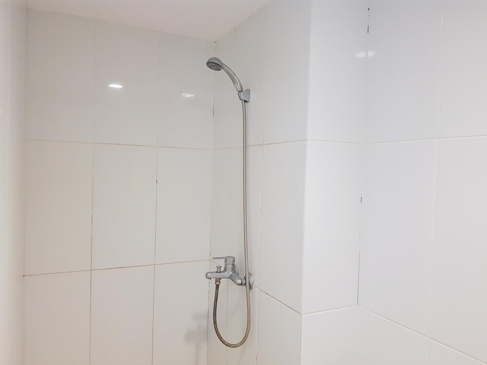 Караванг: Simply Look Studio Tamansari Mahogany Karawang Apartment