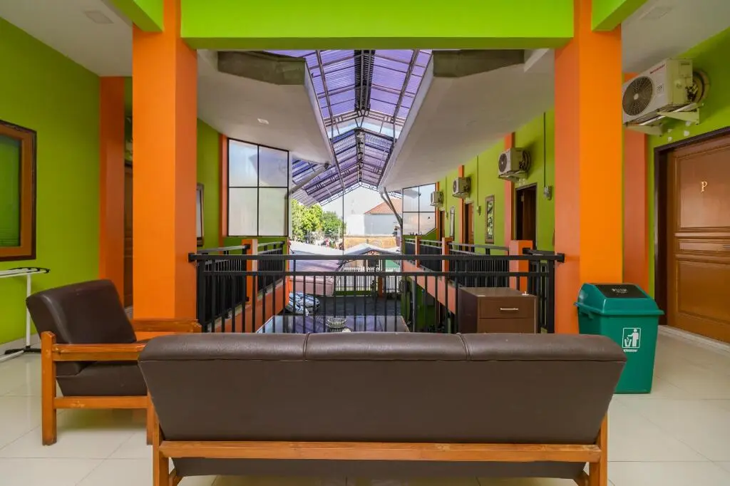 Чиребон: RedDoorz near Kejaksan Station Cirebon 2