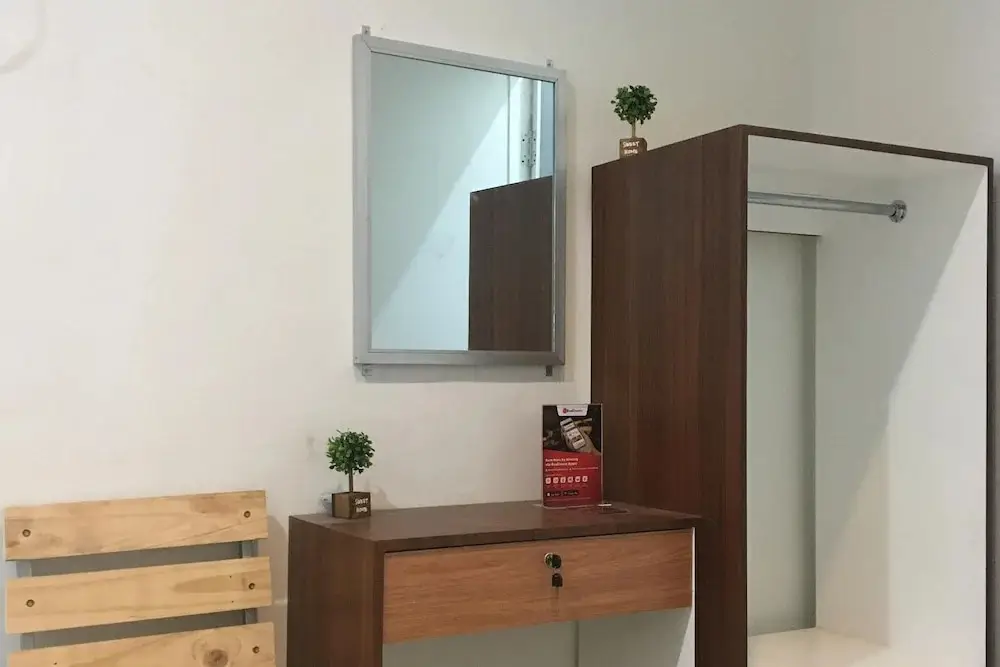 Медан: RedDoorz near Institut Kesehatan Helvetia