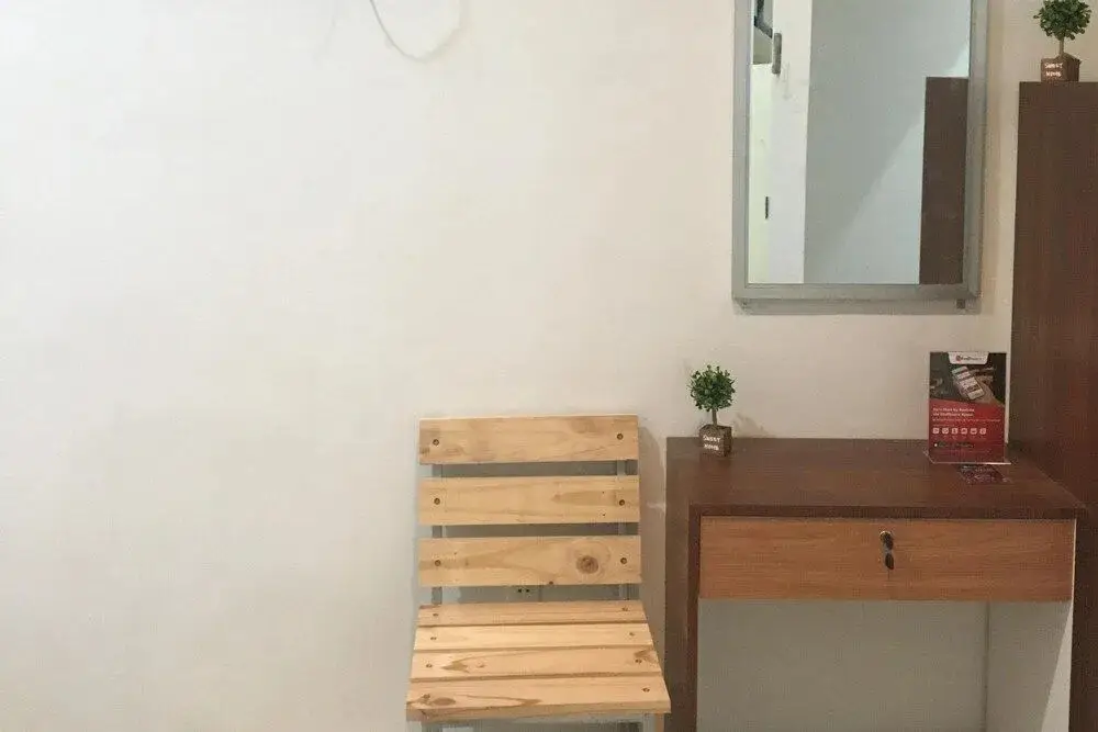 Медан: RedDoorz near Institut Kesehatan Helvetia