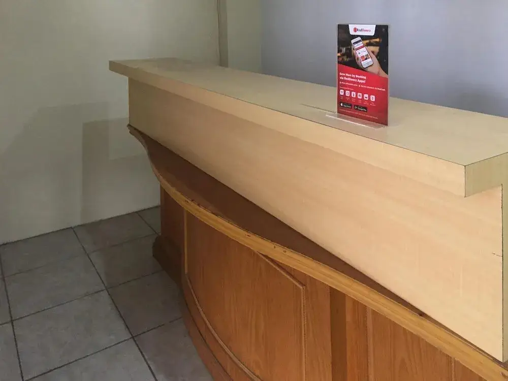 Медан: RedDoorz near Institut Kesehatan Helvetia