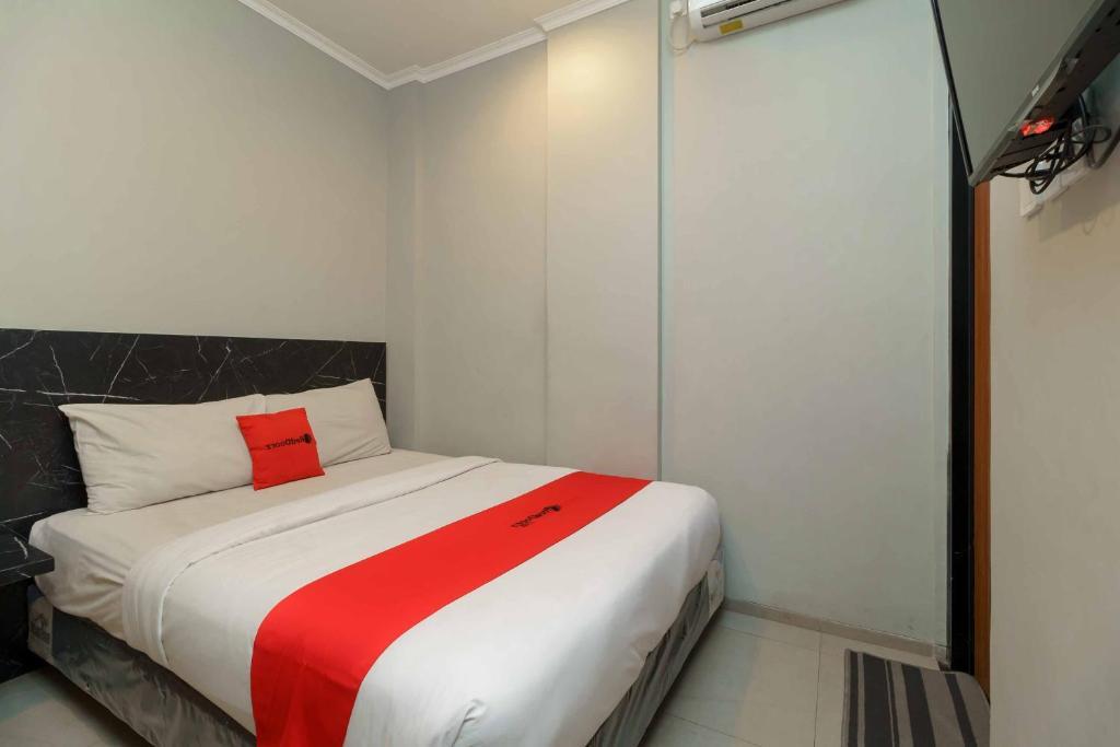 Джакарта: RedDoorz Plus near Radio Dalam 3
