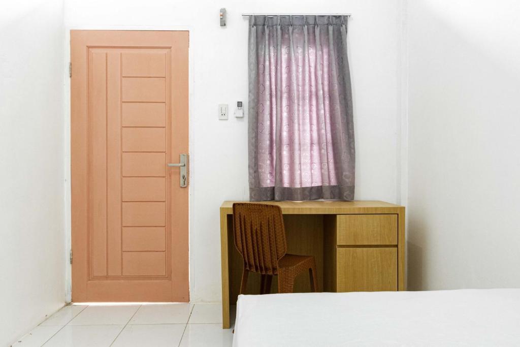 Джакарта: Reddoorz Plus Near Soekarno Hatta Airport Taman Mahkota