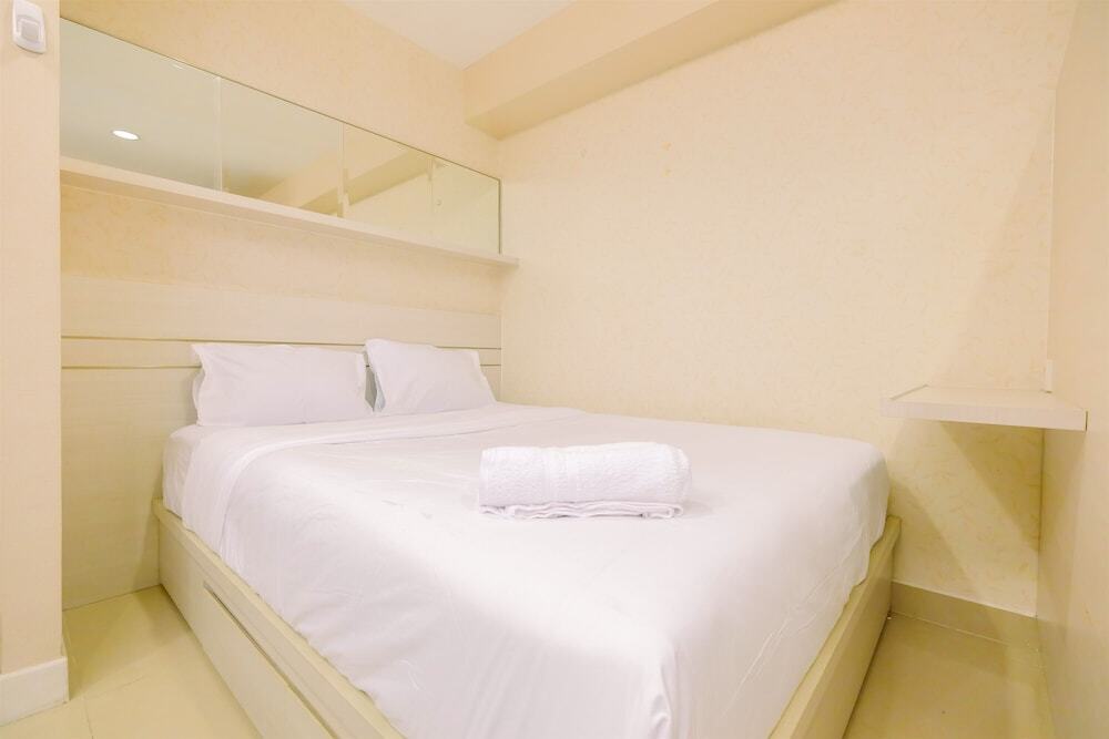 Джакарта: Simply Furnished Studio Room @ The Hive Tamansari Apartment