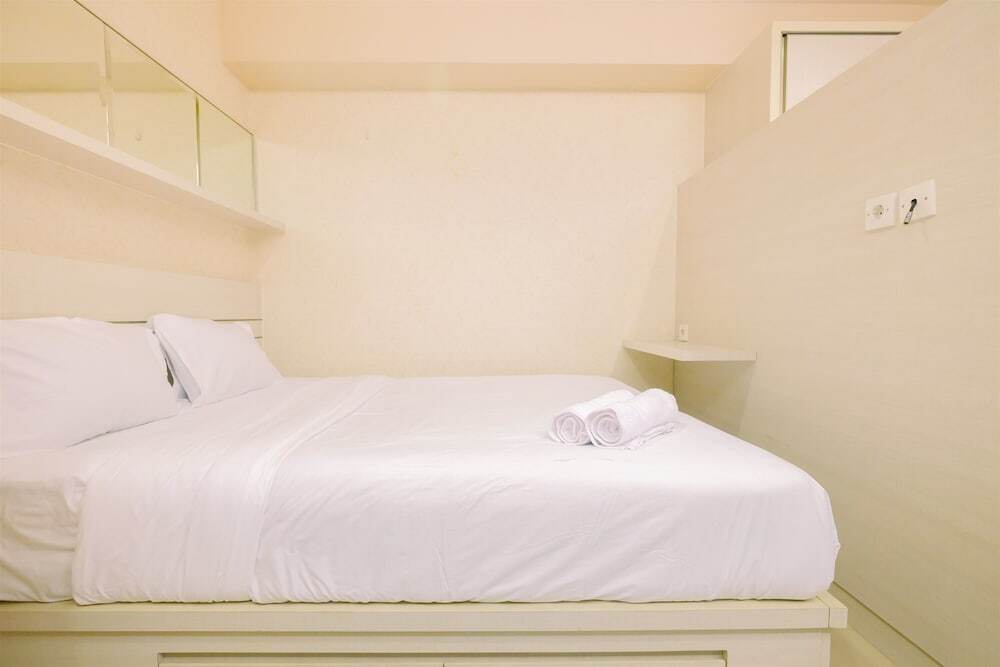 Джакарта: Simply Furnished Studio Room @ The Hive Tamansari Apartment