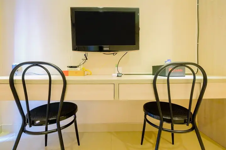 Джакарта: Simply Furnished Studio Room @ The Hive Tamansari Apartment