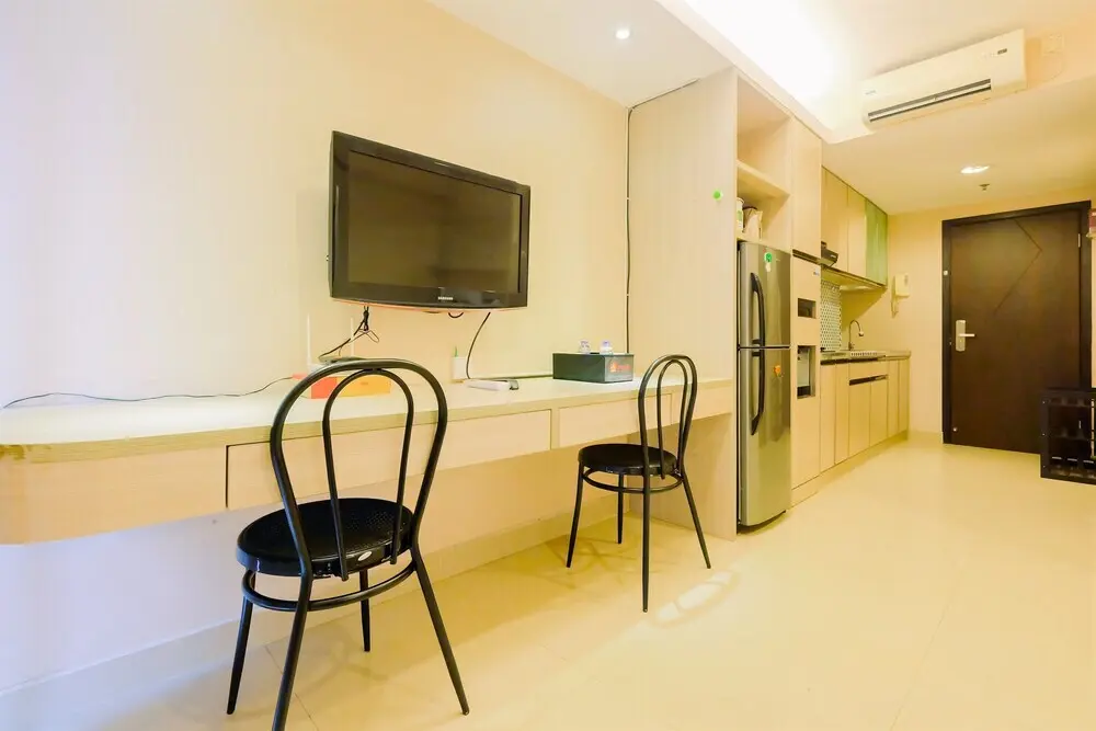 Джакарта: Simply Furnished Studio Room @ The Hive Tamansari Apartment
