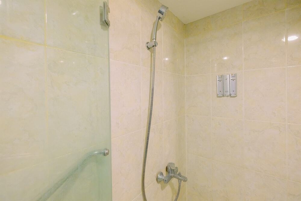Джакарта: Simply Furnished Studio Room @ The Hive Tamansari Apartment