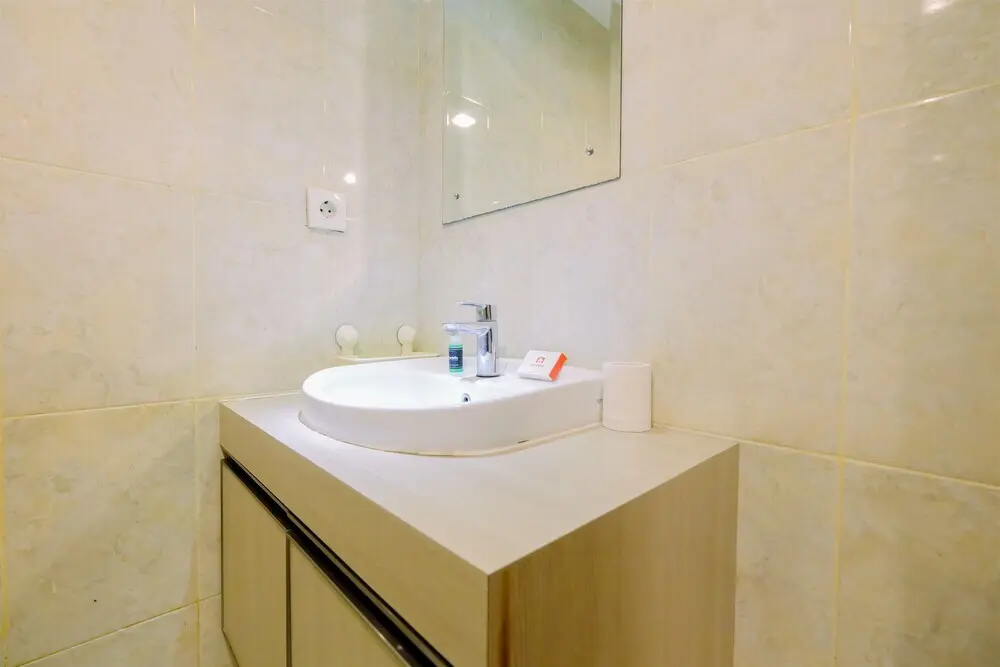 Джакарта: Simply Furnished Studio Room @ The Hive Tamansari Apartment
