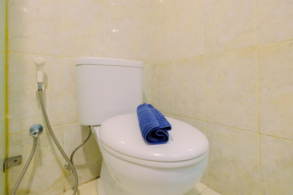 Джакарта: Simply Furnished Studio Room @ The Hive Tamansari Apartment