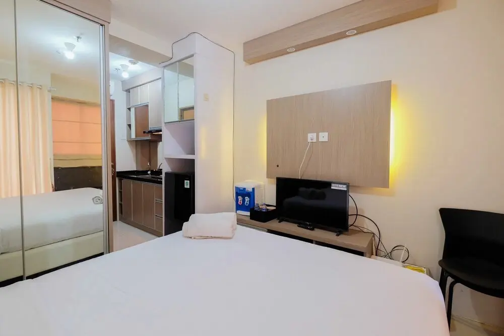 Джакарта: Minimalist Studio Room with City View @ Tifolia Apartment