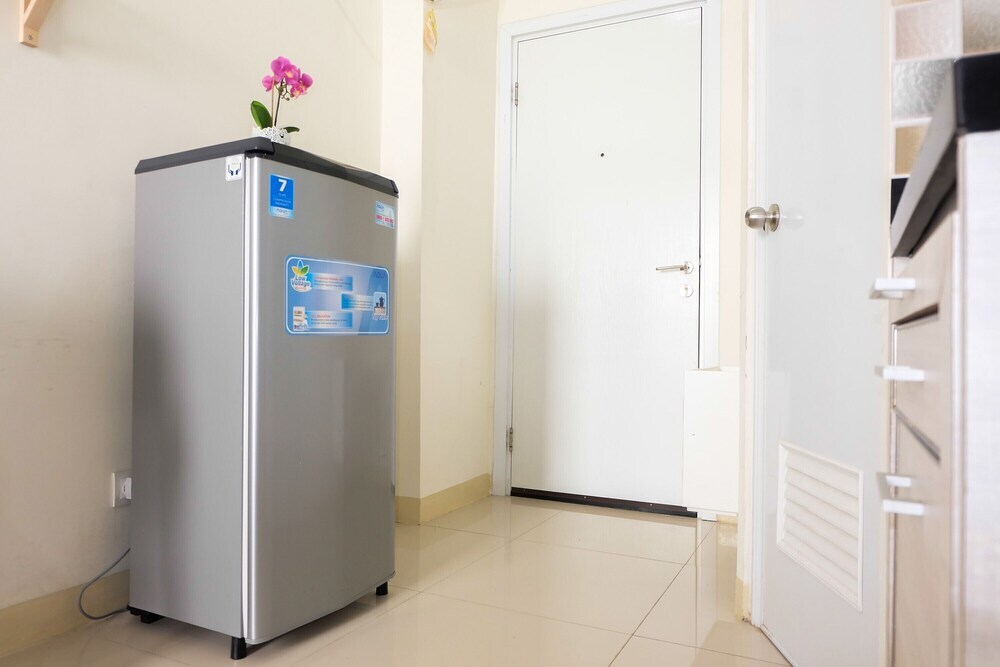 Джакарта: Cozy Studio Apartment Connected to Mall at Green Pramuka