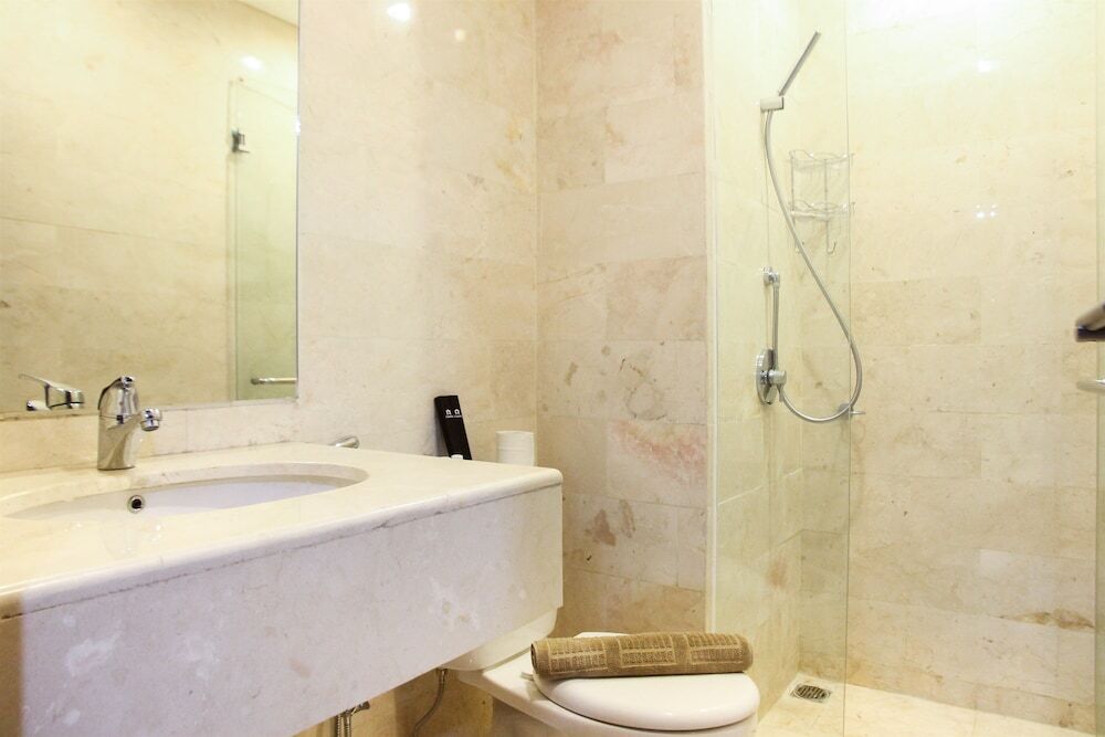 Джакарта: Modern and Posh 2BR The Empyreal Condominium Apartment