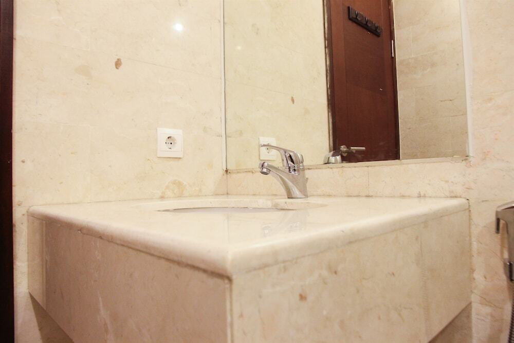 Джакарта: Modern and Posh 2BR The Empyreal Condominium Apartment